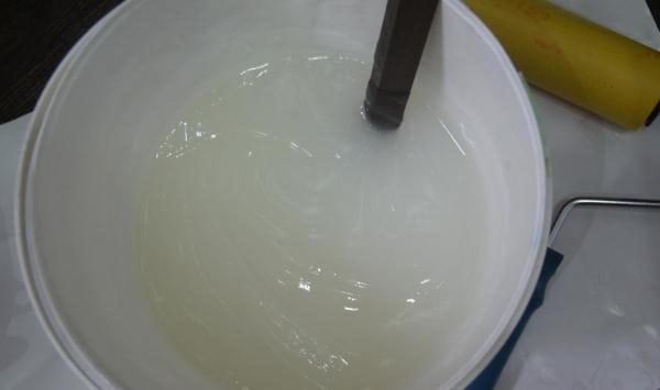 Breeding glue for non-woven wallpaper in a bucket