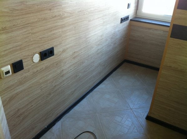 Laminate wall with high wear resistance