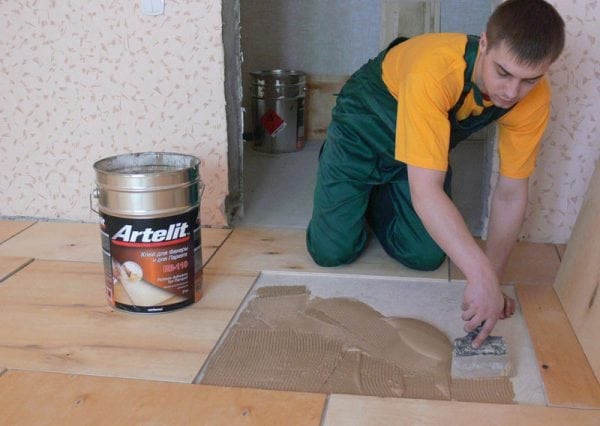 Laying plywood on the floor under the laminate