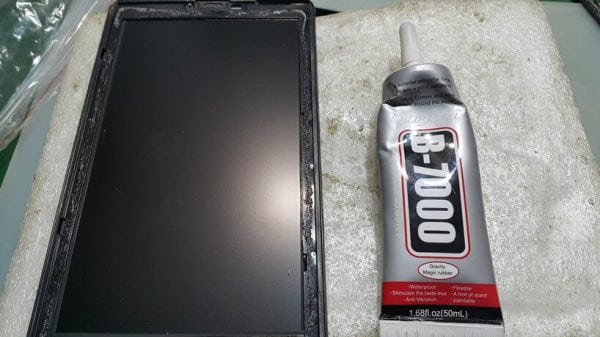 Using the B7000 to glue a smartphone screen