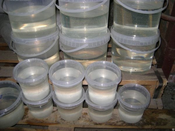 Resin epoksi ED-8 digunakan untuk pembuatan plastik bertetulang