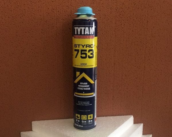 Polyurethane adhesive foam for polystyrene