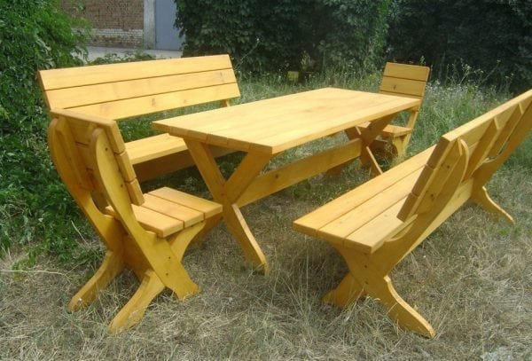 Coating garden furniture with varnish