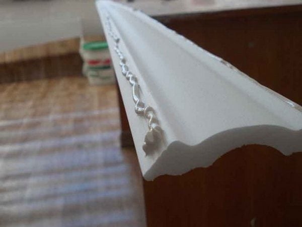 Wavy glue application on the skirting board