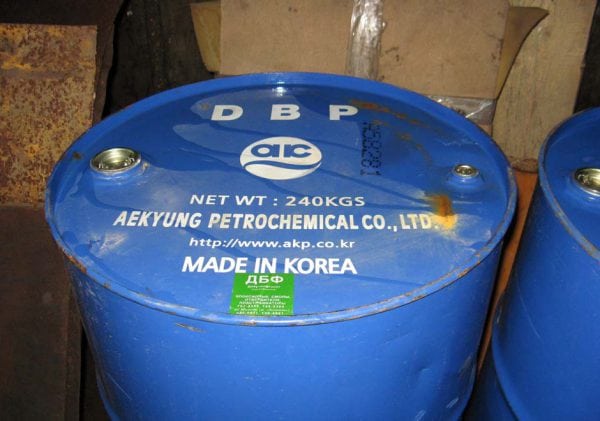 Để trùng hợp nhựa ở nhiệt độ cao, người ta sử dụng chất làm cứng dibutyl phthalate.