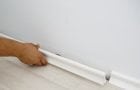 Installation of ceiling skirting on glue