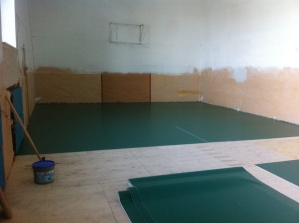 In large rooms, linoleum should be laid on glue