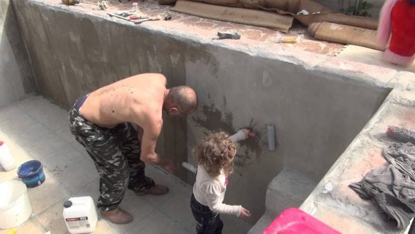 Amorçage du bol de la piscine avant la pose des carreaux