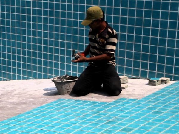 Tile adhesive for pools