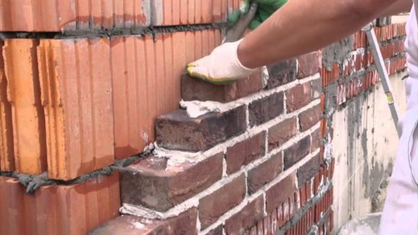 Pour obtenir une couleur blanche, de l'oxyde de titane est ajouté au mortier de maçonnerie