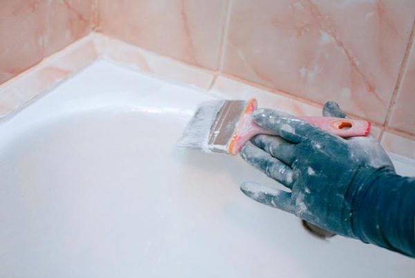 Cast iron bathtubs are best painted with enamel with a brush