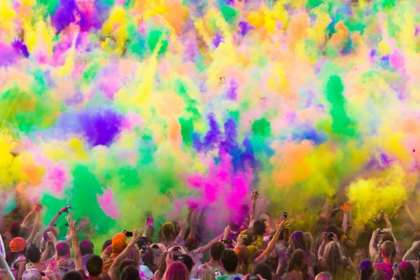 Sơn Holi được sử dụng tại lễ kỷ niệm đại chúng