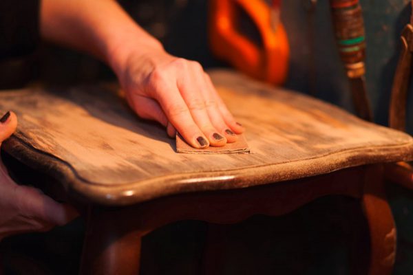 Mechanical removal of old varnish from furniture