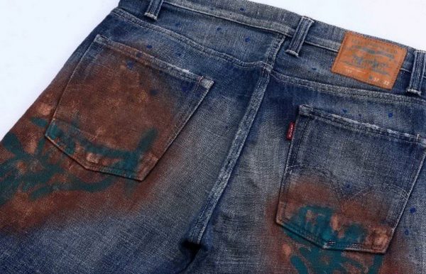 Dấu vết rỉ sét trên quần denim