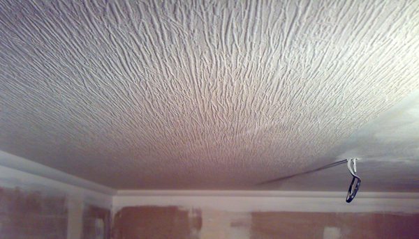 Painting wallpaper on the ceiling