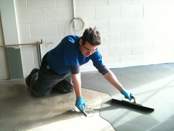 Pre-priming provides better spreading of the poured floor on the surface