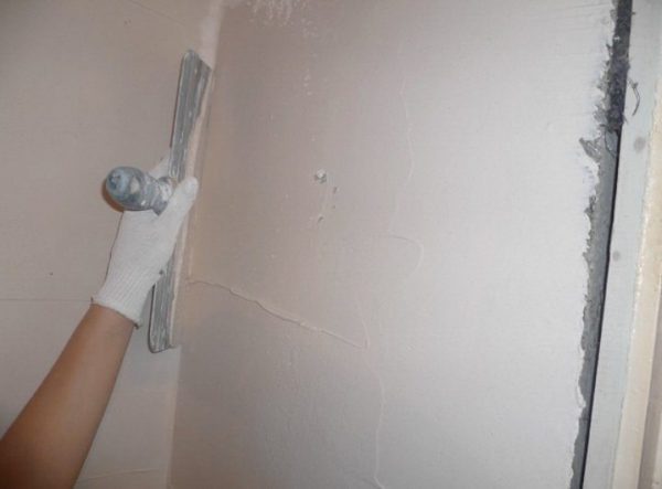 Plaster-based putty allows you to get a perfectly smooth white surface of walls and ceilings