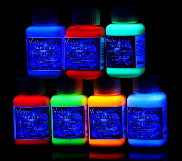 Les couleurs fluorescentes brillent dans le noir