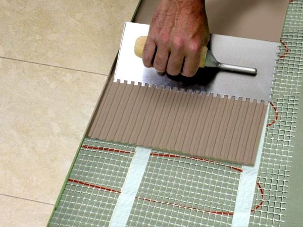 Adhésif flexible adapté pour la pose de carreaux sur des supports déformables