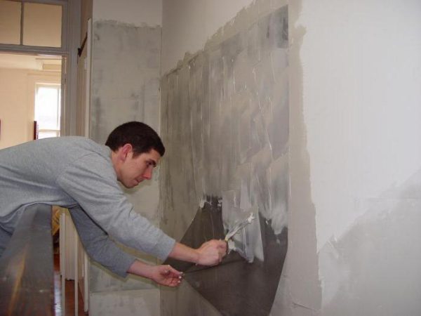 Preparing the walls in the bathroom for laying tiles