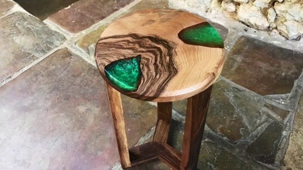 Tabouret en bois d'origine avec remplissage époxy