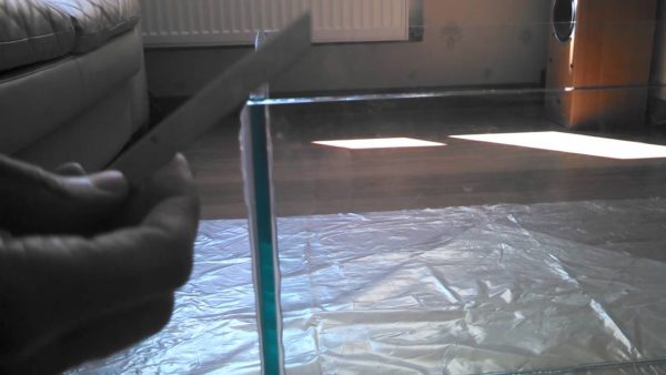 Traitement des joints pour coller le verre