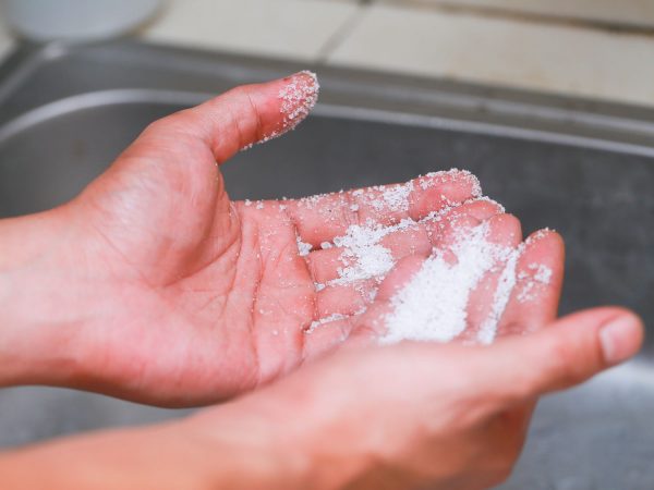 Enlèvement des mains avec du sel