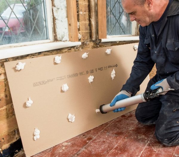 Utilisation de mousse de montage pour monter des cloisons sèches