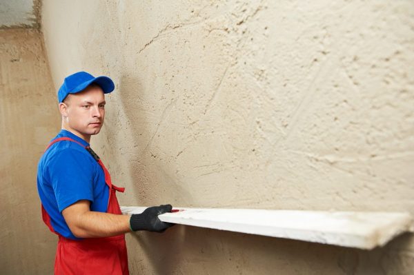 Préparation d'un mur pour la pose de carreaux