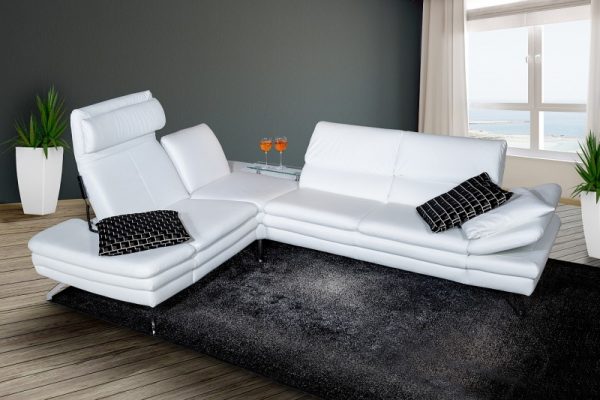 Màu trắng có thể không thực tế cho ghế sofa.