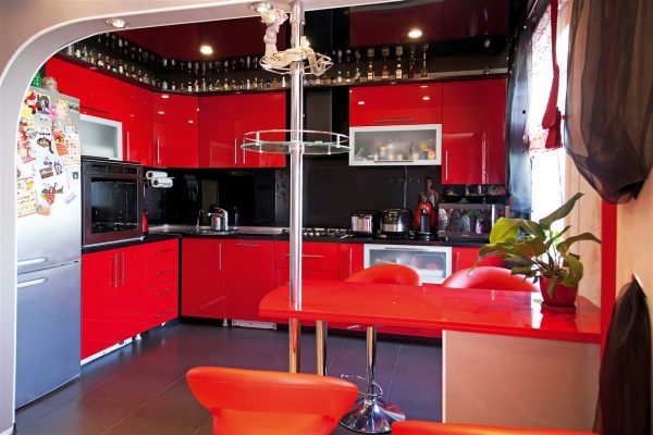 Couleur rouge à l'intérieur de la cuisine