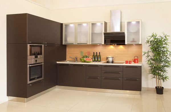 Nhà bếp với đồ nội thất wenge