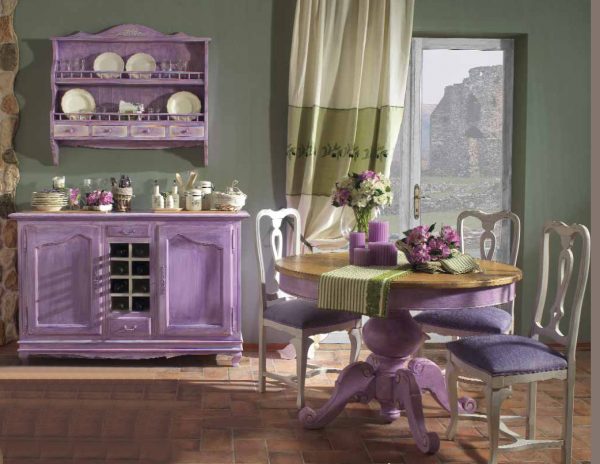 Kitchen decoration in purple tones