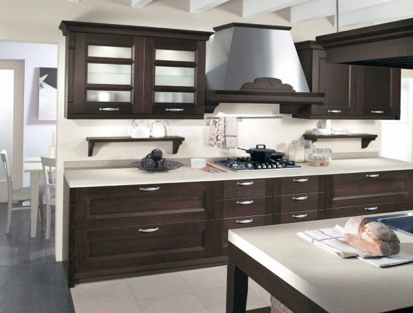 The combination of dark brown and white in the kitchen