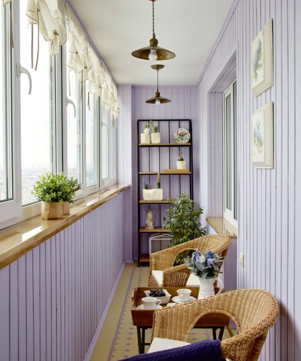 Dinding lavender pada loggia