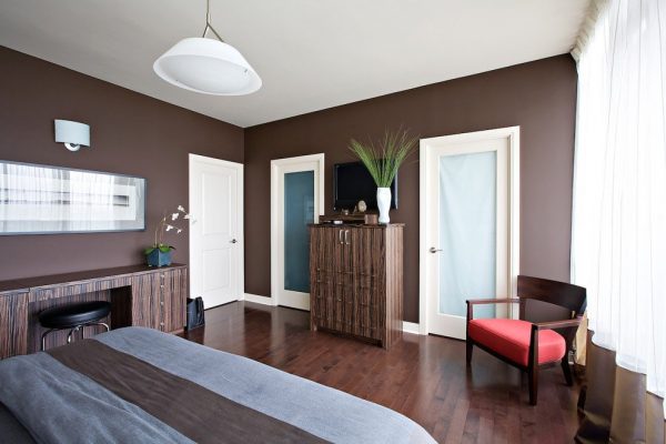 Dark brown walls in the interior