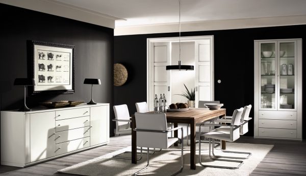 Mobilier clair sur fond de murs sombres