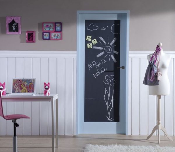 Do-it-yourself drawings on the door