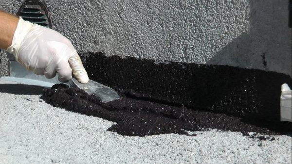 Les surfaces en béton doivent d'abord être apprêtées.