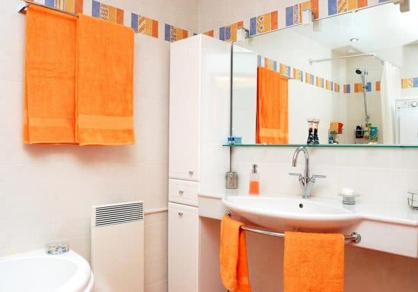 Orange accent in the bathroom