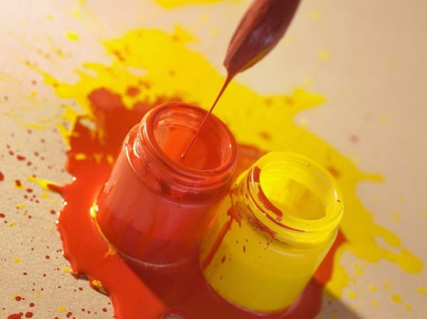 Mélange de peinture rouge et jaune