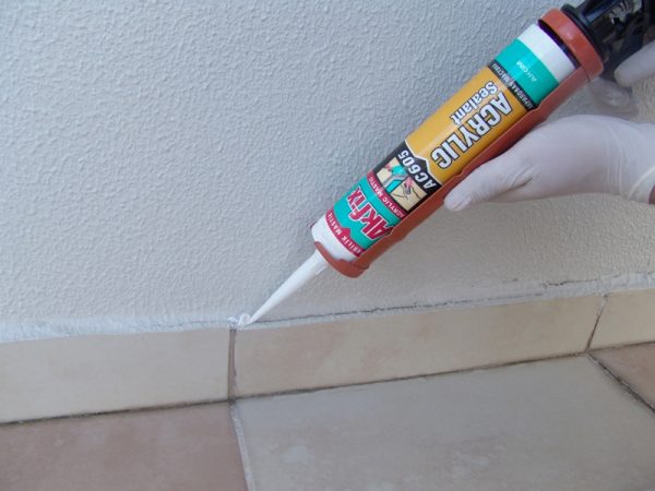 Sceller les joints avec du mastic acrylique