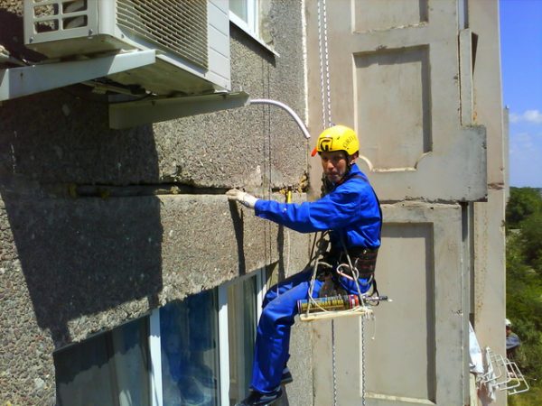 Joint sealing between plates