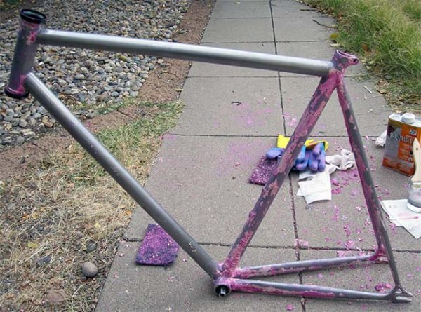 Cleaning the bike frame from paint