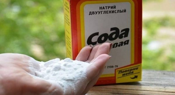 Bạn có thể lau sạch dấu vết của móng tay lỏng bằng soda