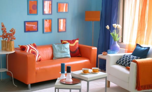 Bleu et orange à l'intérieur