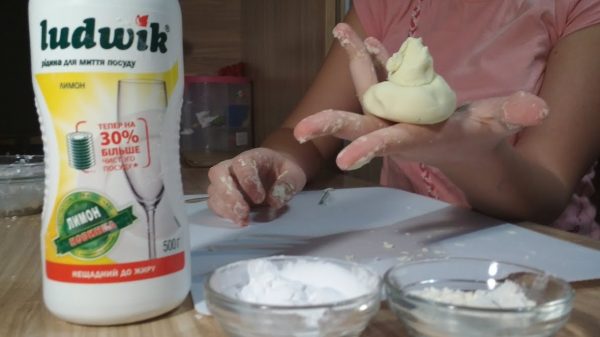 Plasticine from starch and detergent