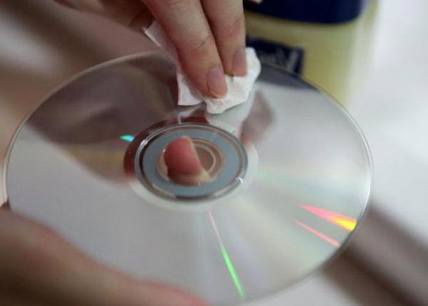 Xóa nhãn dán khỏi đĩa CD