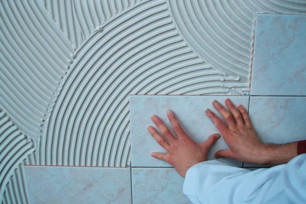 Glue for tiles in the bathroom