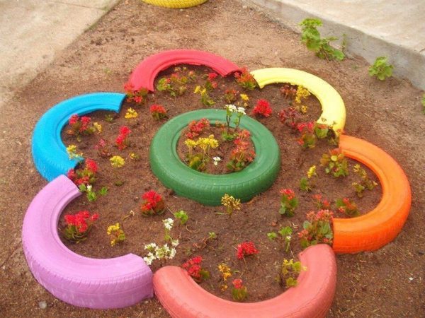 Le design original d'un parterre de fleurs